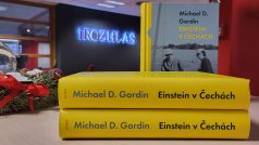 Hrajeme o knihu Einstein v Čechách od Michaela D. Gordina