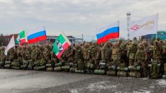 Dobrovolníci, kteří vstoupili do ruských ozbrojených sil a absolvovali vojenský výcvik v Čečensku, se řadí na letišti v Grozném