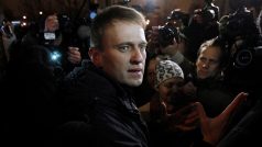 Protikorupční bloger Alexej Navalnyj hovoří s novináři při odchodu z policejní stanice v den svého propuštění v Moskvě, 21. prosince 2011
