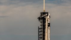 Raketa Falcon 9 s kapslí Crew Dragon, která vynesla čtyři astronauty na nízkou oběžnou dráhu Země.