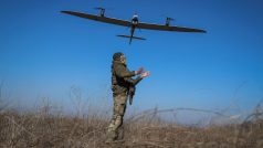 Ukrajinský voják vypouští průzkumný dron středního doletu typu Vector u města Bachmut v Doněcké oblasti na Ukrajině