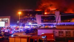 Kouř z požáru stoupá nad hořící koncertní halu Crocus City Hall po střelbě u Moskvy, Rusko, 22. března 2024