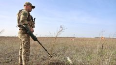 Ukrajinský voják s detektorem hledá miny, Mykolajivská oblast