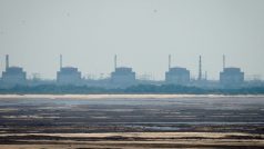 Pohled na Záporožskou jadernou elektrárnu ze břehu protržené Kachovské přehrady