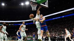 Bojan Bogdanovič z New York Knicks a Kristaps Porzingis z Boston Celtics