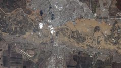 Satelitní snímek ukazuje přehled záplav podél řeky Ural v Orenburgu