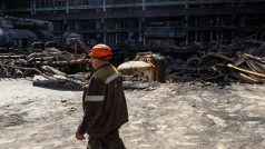 Zaměstnanec rozbombardované tepelné elektrárny ruskými raketovými údery na Ukrajině