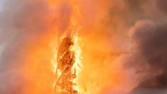 Požár zničil i 56 metrů vysokou věž, kterou tvořily čtyři propletené dračí ocasy a která byla považovaná za symbol města