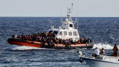 Loď s uprchlíky na pobřeží Itálie