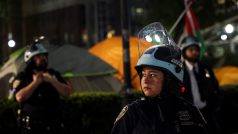 Příslušnice newyorské policie stojí na stráži po vytvoření uzavřeného perimetru v kampusu kolem protestujících studentů na Kolumbijské univerzitě.