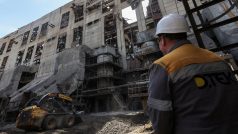 Pracovník si prohlíží škody na ukrajinské elektrárně po ruském útoku