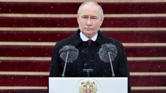 Ruský prezident Vladimir Putin si prohlíží čestnou stráž prezidentského pluku po své inauguraci v Kremlu v Moskvě 7. května 2024