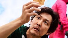 Stovky lidí toužících po snadných penězích se v jihokorejském seriálu přihlásí do Hry na Oliheň, která zpočátku vypadá jako neškodná dětská hra