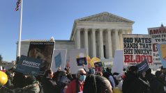 Americký nejvyšší soud jedná o zrušení práva na potrat. Zastánci i odpůrci tohoto práva se sešli před budovou nejvyššího soudu