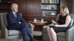 Lenka Kabrhelová v rozhovoru s bývalým prezidentem USA Billem Clintonem.