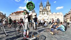 Průvod vypuštěných duší. Akci pořádal Auto*Mat proti omezování jízdy na kole v centru Prahy.