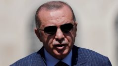 „Jsme připraveni udělat vše, co je nutné, a to v oblasti politické, hospodářské i vojenské,“ prohlásil Erdogan a varoval nepřátele, aby nedělali chyby, které by vedly k jejich zničení