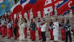 Ester Ledecká nesla vlajku na záverečném ceremoniálu olympijských her.