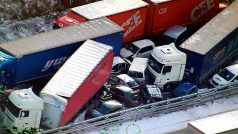 U středočeského Žebráku ve čtvrtek krátce před polednem došlo na dálnici D5 ve směru na Prahu k hromadné nehodě
