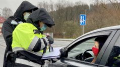 Policisté na hraničních přechodech v noci začali důkladně evidovat jízdy