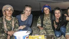 Novinářky Lenka Klicperová (druhá zleva) a Markéta Kutilová (čtvrtá zleva) zabývající se v posledních třech letech zejména válkou v Iráku a Sýrii.