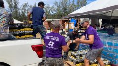 Dobrovolníci pomáhají s distribucí jídla a pití mezi postižené obyvatele