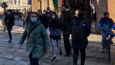 Lidé v ulicích Milána v době koronaviru