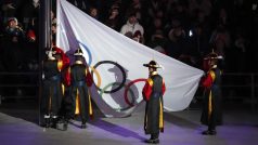 Sundavání olympijské vlajky