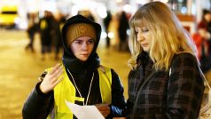 V dolní části náměstí ukrajinské dobrovolnice poskytují informace uprchlíkům