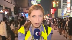 Zahraniční zpravodajka České televize Barbora Šámalová během reportáže v Hongkongu