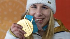 Ester Ledecká se zlatou olympijskou medailí.