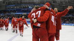 Ruští hokejisté se radují po vítězném finále olympijského turnaje.