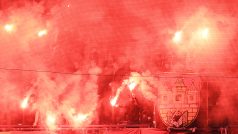 Fanoušci Sparty s pyrotechnikou během zápasu proti Viktorii Plzeň