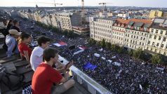 Demonstrace za demisi premiéra Andreje Babiše z ANO a ministryně spravedlnosti Marie Benešové za ANO se podle pořadatelů zúčastnilo na 120 tisíc lidí.