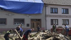 V Moravské Nové Vsi na Břeclavsku pokračoval 28. června úklid škod po silných bouřkách s krupobitím a tornádu