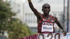Maratonský běžec Eliud Kipchoge v cíli