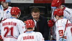 Třinečtí hokejisté s trenérem Varaďou.