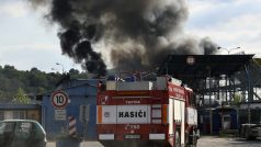 V Kralupách na Vltavou probíhají hasičské práce přes 13 hodin