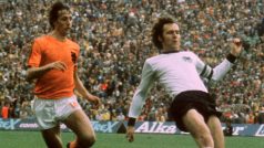 Johan Cruijff (vlevo) a Franz Beckenbauer ve finále mistrovství světa v roce 1974