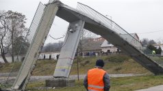 V pražské Troji se 2. prosince 2017 odpoledne zřítila do Vltavy betonová lávka pro pěší, zranili se čtyři lidé.