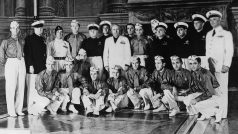Italský fotbalový tým po příjezdu z Francie, kde v roce 1938 obhájil zlaté medaile. Uprostřed v bílém vítající diktátor Benito Mussolini