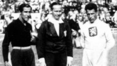 Dva brankáři a kapitáni a rozhodčí finálového zápasu na MS ve fotbale v roce 1934 (zleva): Ital Gianpiero Combi, sudí Ivan Eklind a česká legenda František Plánička