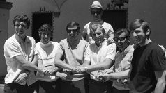 Spoluhráči přivítali Bobbyho Moorea (třetí zprava) po jeho příletu do Mexika tři dny před startem mistrovství světa 1970