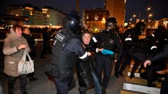 Policie v Moskvě nezatýkala pouze muže, kteří nechtějí do války ale členy všech společenských skupin