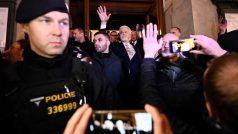 Petr Pavel zdraví své příznivce před Národním muzeem, kde natáčel televizní rozhovor po svém zvolení prezidentem
