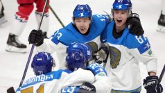 Hokejisté Kazachstánu slaví gól
