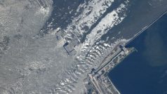 Satelitní snímek Kachovské přehrady po zničení