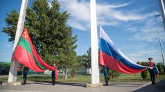 Vojáci se účastní slavnostního vztyčení vlajek Ruska a samozvané Podněsterské moldavské republiky u příležitosti Dne nezávislosti v Tiraspolu v Podněsterské oblasti v Moldavsku (archivní foto)