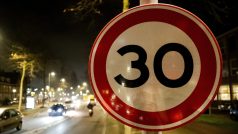 Na většině silnic v Amsterodamu mohou od pátku řidiči jezdit maximálně rychlostí 30 kilometrů v hodině