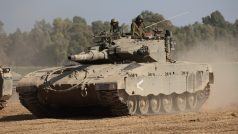 Izraelský tank na hranici Izraele a Pásma Gazy